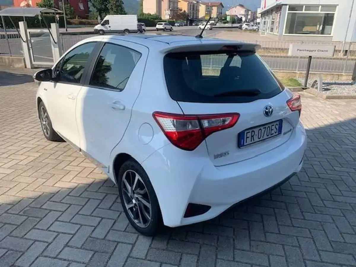 Usata Toyota Yaris Hybrid Style 101 CV (74 kW) 2018 Bianco Berlina