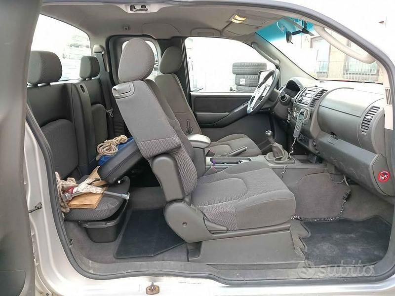 Usata Nissan Navara 190 CV (139 kW) 2005 Grigio Pick-up