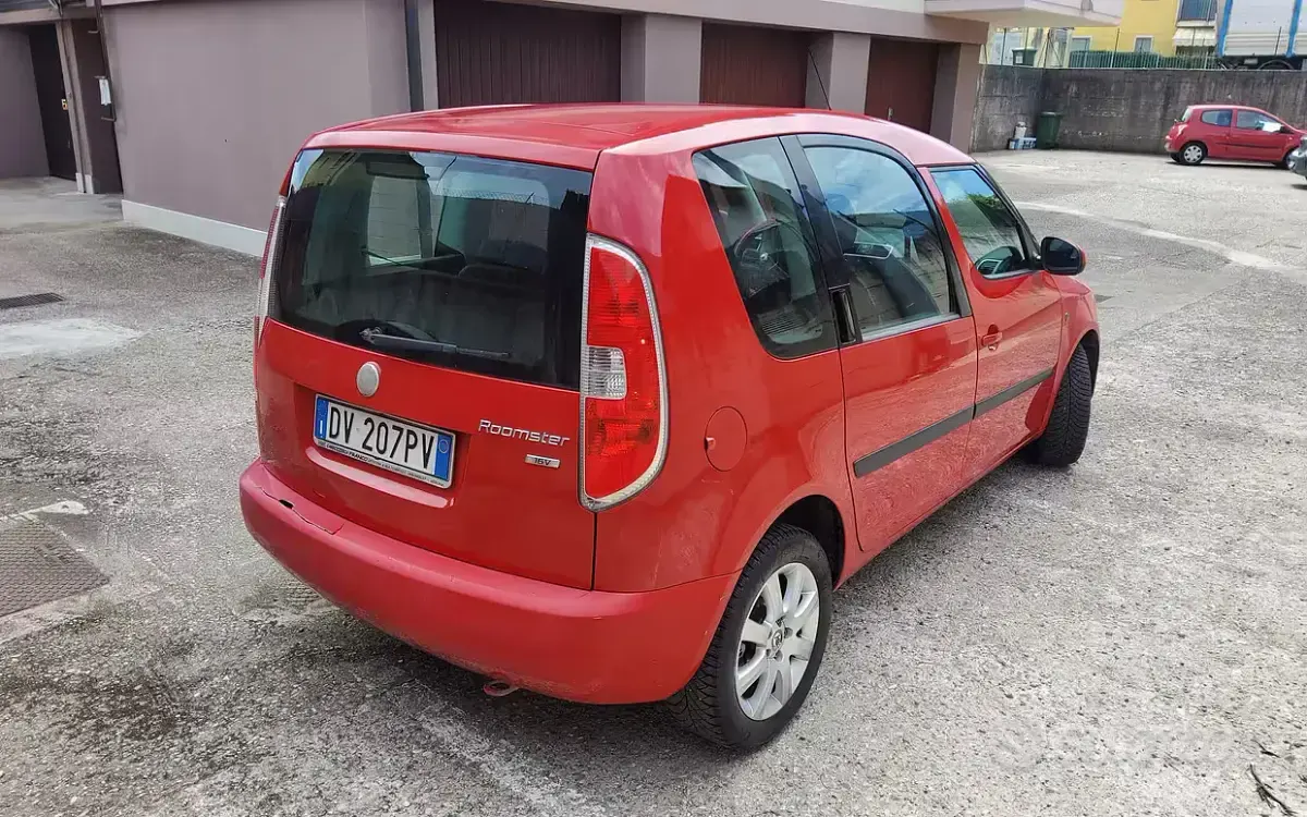 Usata Skoda Roomster 85 CV (62 kW) 2009 Rosso Monovolume