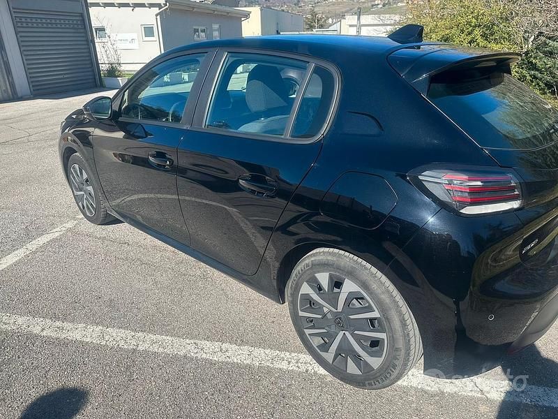 Begagnad Peugeot 208 75 HK (55 kW) 2024 Svart Halvkombi