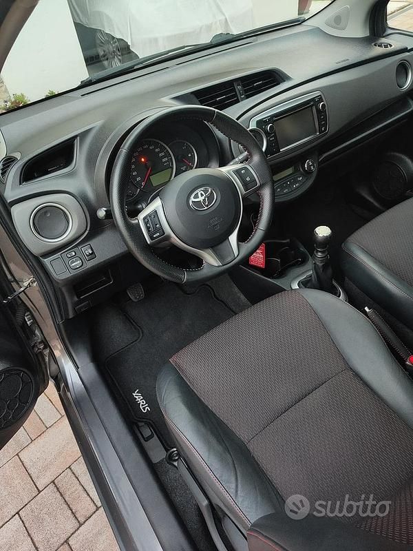 Usata Toyota Yaris 99 CV (72 kW) 2013 Grigio Utilitaria