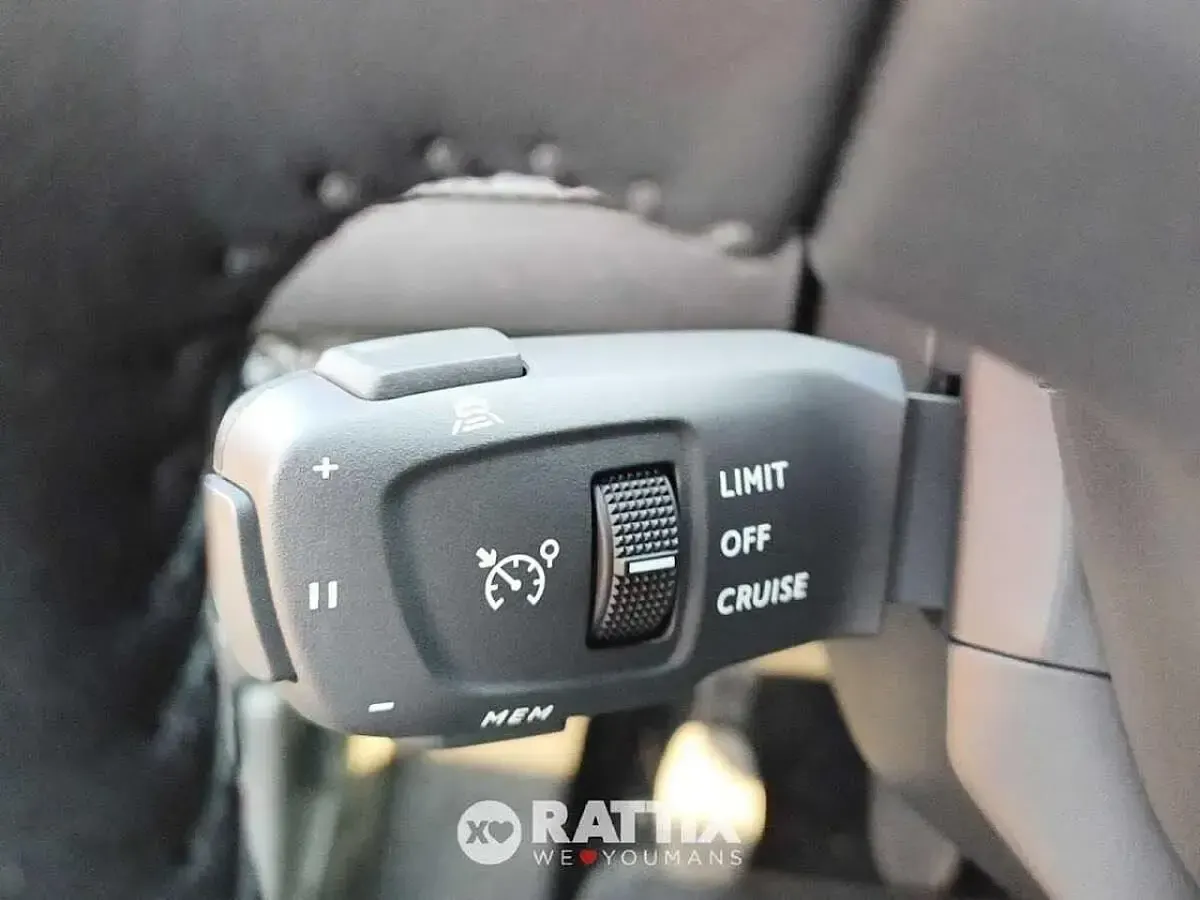 Usata Peugeot 2008 Allure 100 CV (73 kW) 2025 Grigio SUV