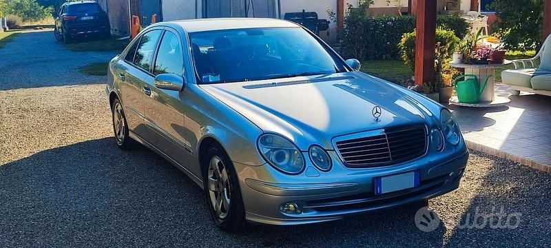 Grigio Usata 2002 Mercedes E270 Avantgarde Tre volumi | 5000 € (Buon prezzo) - Immagine 1/4