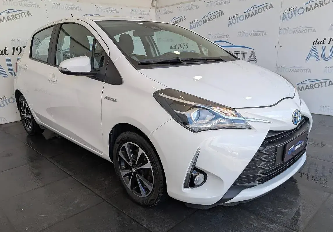 Usata Toyota Yaris Hybrid Active 73 CV (53 kW) 2018 Bianco Berlina