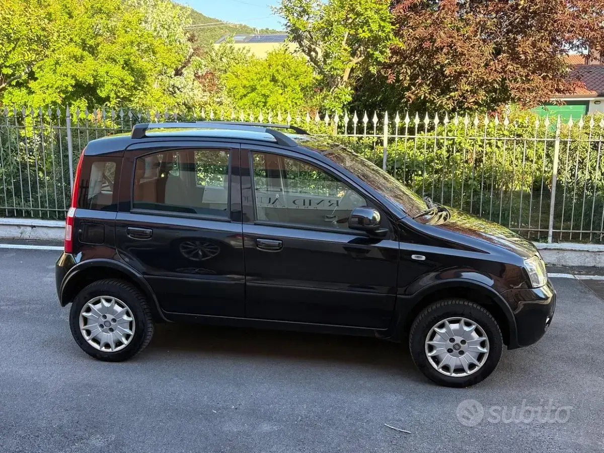 Usata Fiat Panda 4x4 Climbing 69 CV (50 kW) 2011 Nero Utilitaria