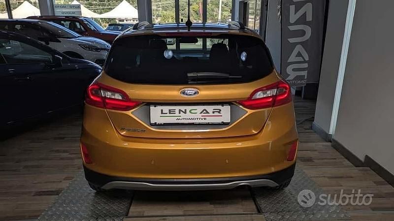 Usata Ford Fiesta Active 100 CV (73 kW) 2018 Arancione Berlina