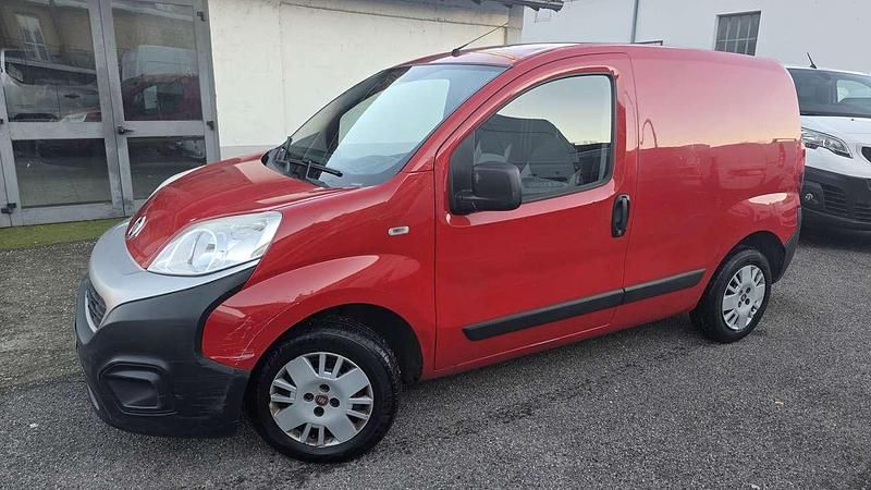 Usata Fiat Fiorino 77 CV (56 kW) 2016 Rosso / pastello Monovolume
