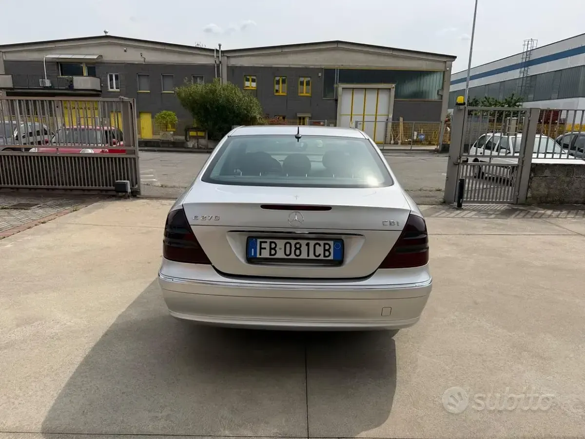 Usata Mercedes E270 Elegance 177 CV (130 kW) 2002 Grigio Berlina