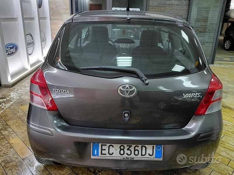 Usata Toyota Yaris 90 CV (66 kW) 2010 Grigio Utilitaria