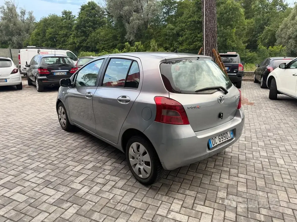 Usata Toyota Yaris 69 CV (50 kW) 2006 Grigio Berlina