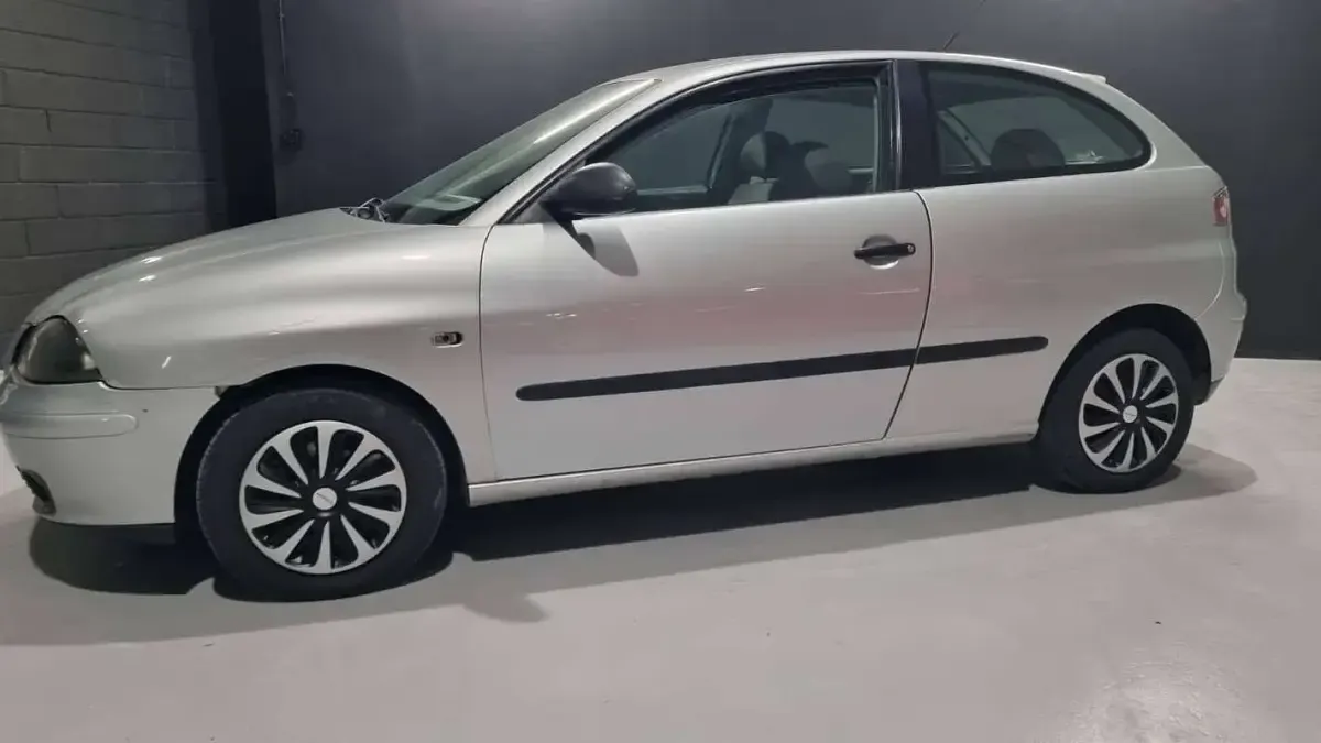 Usata Seat Ibiza Stella 64 CV (47 kW) 2003 Argento Utilitaria