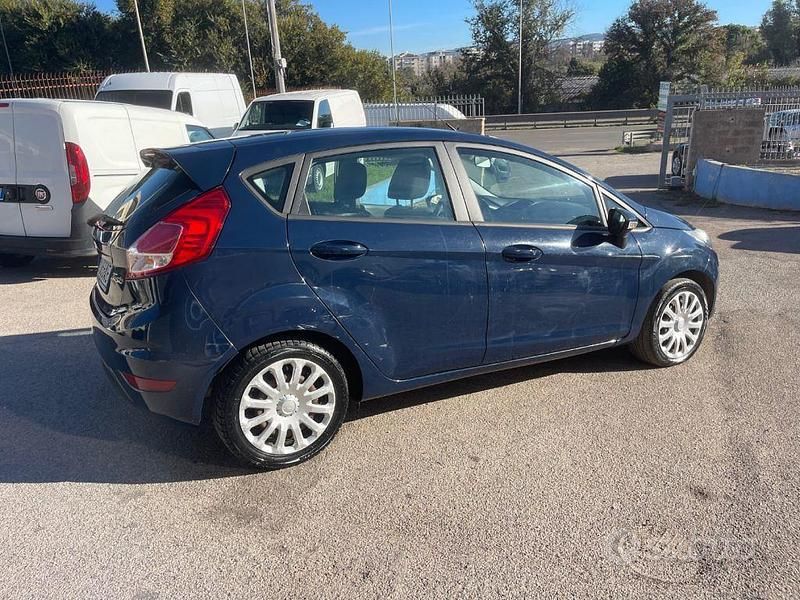 Usata Ford Fiesta 75 CV (55 kW) 2015 Blu Berlina
