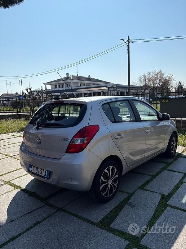 Usata Hyundai i20 Classic 78 CV (57 kW) 2011 Grigio Utilitaria