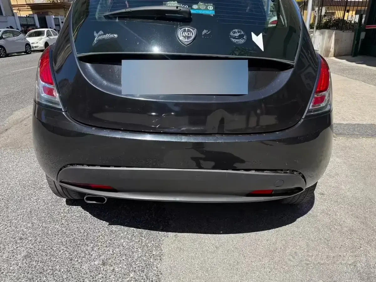Usata Lancia Ypsilon 69 CV (50 kW) 2014 Nero Utilitaria