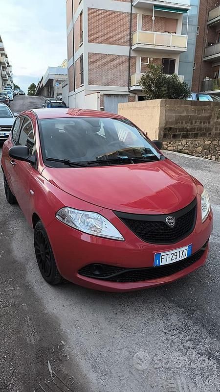 Usata Lancia Ypsilon 69 CV (50 kW) 2019 Rosso Utilitaria