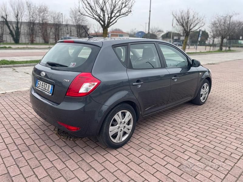 Usata Kia Ceed GT LX 90 CV (66 kW) 2010 Marrone Berlina