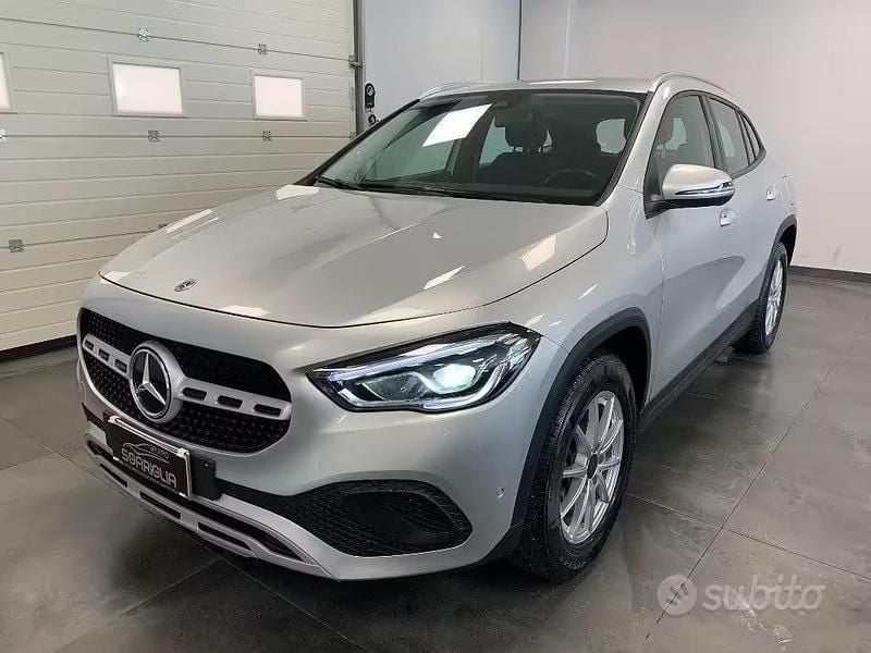 Usado Mercedes GLA180 AMG 116 CV (85 kW) 2021 Gris SUV