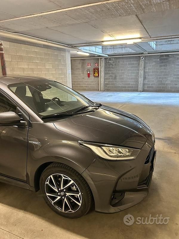 Usata Toyota Yaris Hybrid Trend 92 CV (67 kW) 2021 Grigio Utilitaria