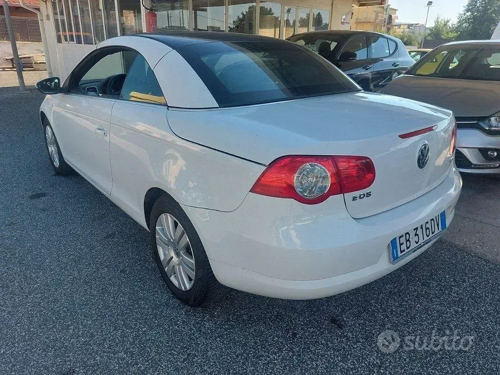 Usata VW Eos 122 CV (89 kW) 2010 Bianco Cabrio
