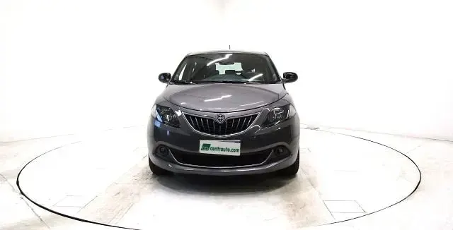 Usata Lancia Ypsilon Gold 69 CV (50 kW) 2022 Grigio scuro Utilitaria