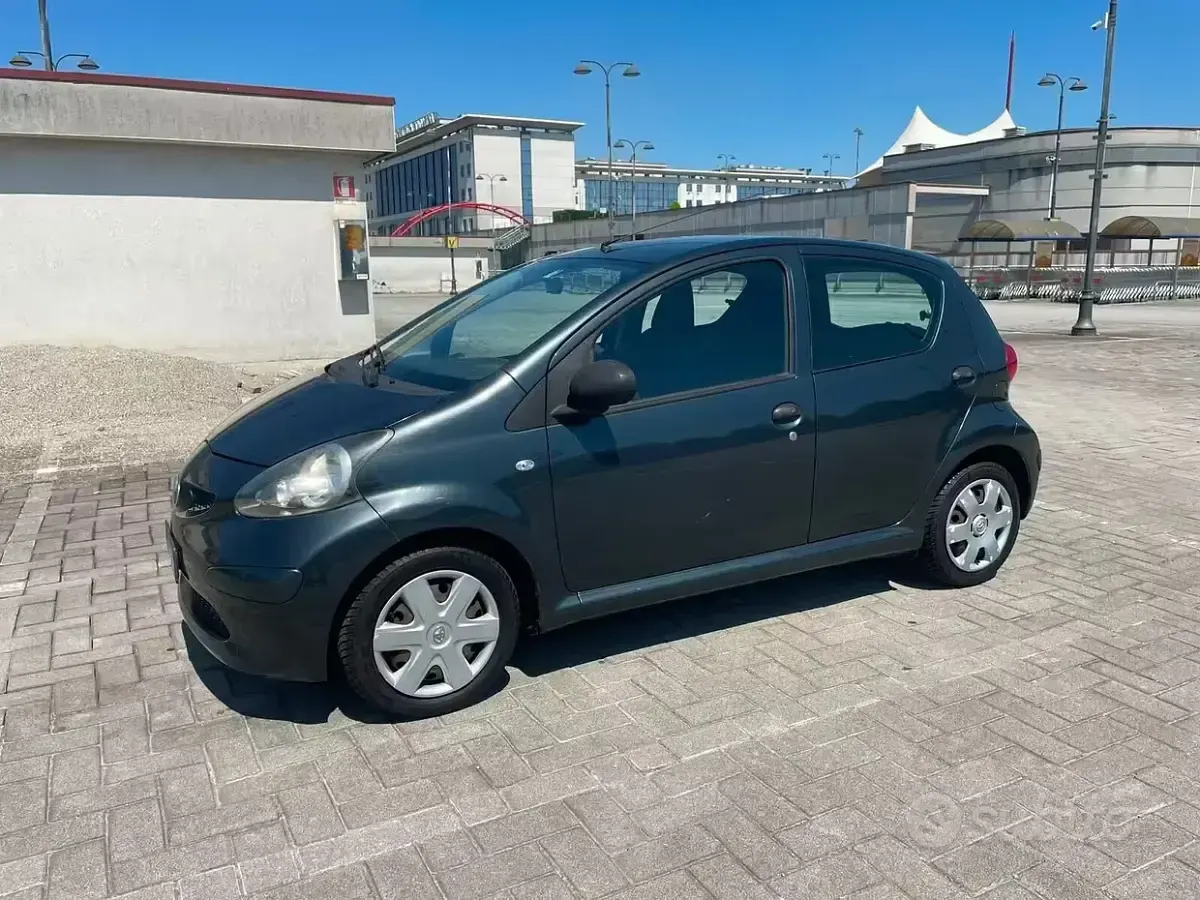 Usata Toyota Aygo 68 CV (50 kW) 2007 Grigio Utilitaria
