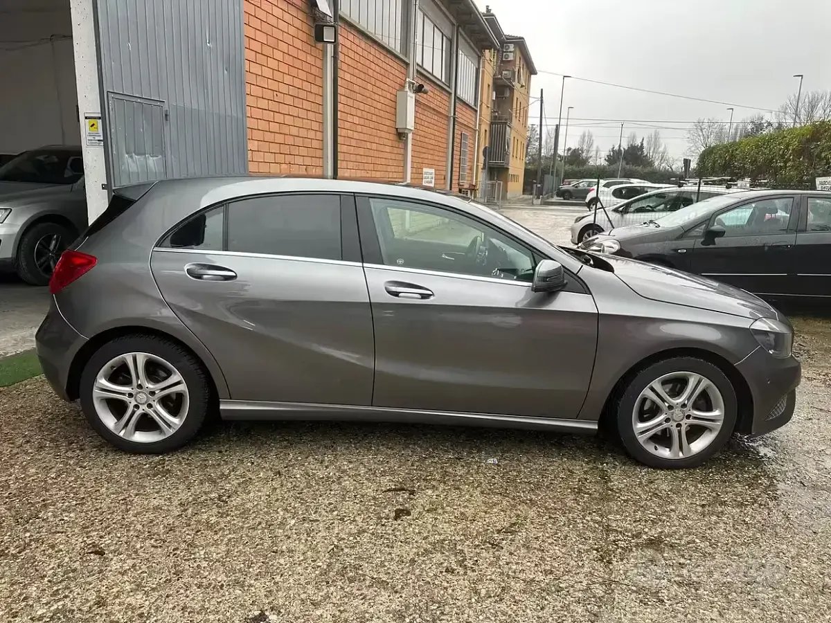Usata Mercedes A200 136 CV (100 kW) 2014 Grigio Utilitaria