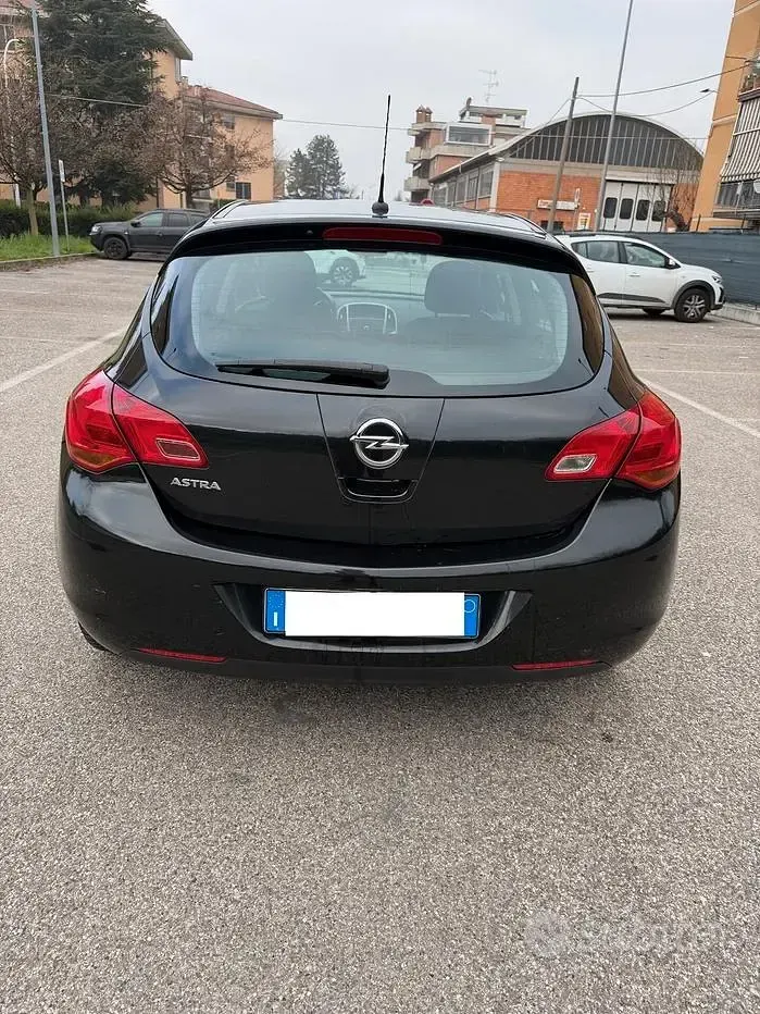 Usata Opel Astra 101 CV (74 kW) 2012 Grigio Berlina