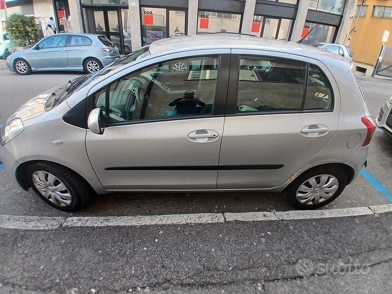 Usata Toyota Yaris 65 CV (47 kW) 2008 Grigio Utilitaria