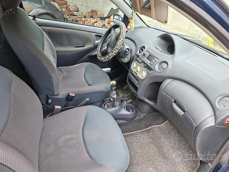 Usata Toyota Yaris 65 CV (47 kW) 2004 Berlina