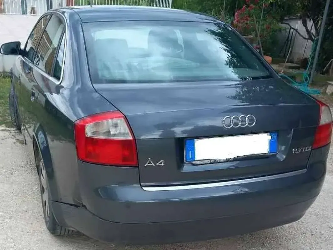 Usata Audi A4 Ambiente 131 CV (96 kW) 2003 Grigio Berlina
