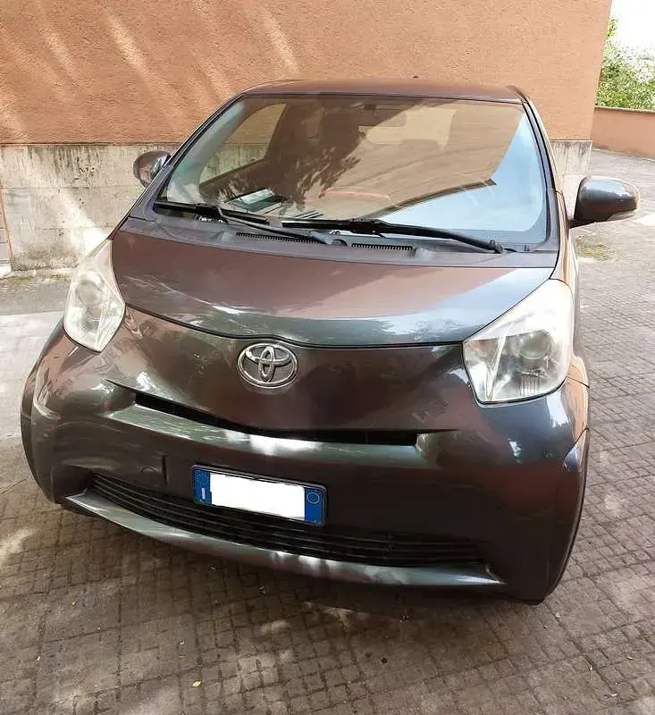 Usata Toyota iQ Sol 68 CV (50 kW) 2011 Grigio Utilitaria