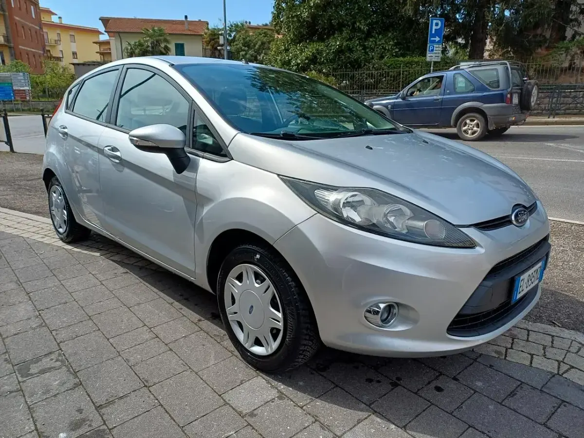 Usata Ford Fiesta 75 CV (55 kW) 2013 Argento Utilitaria