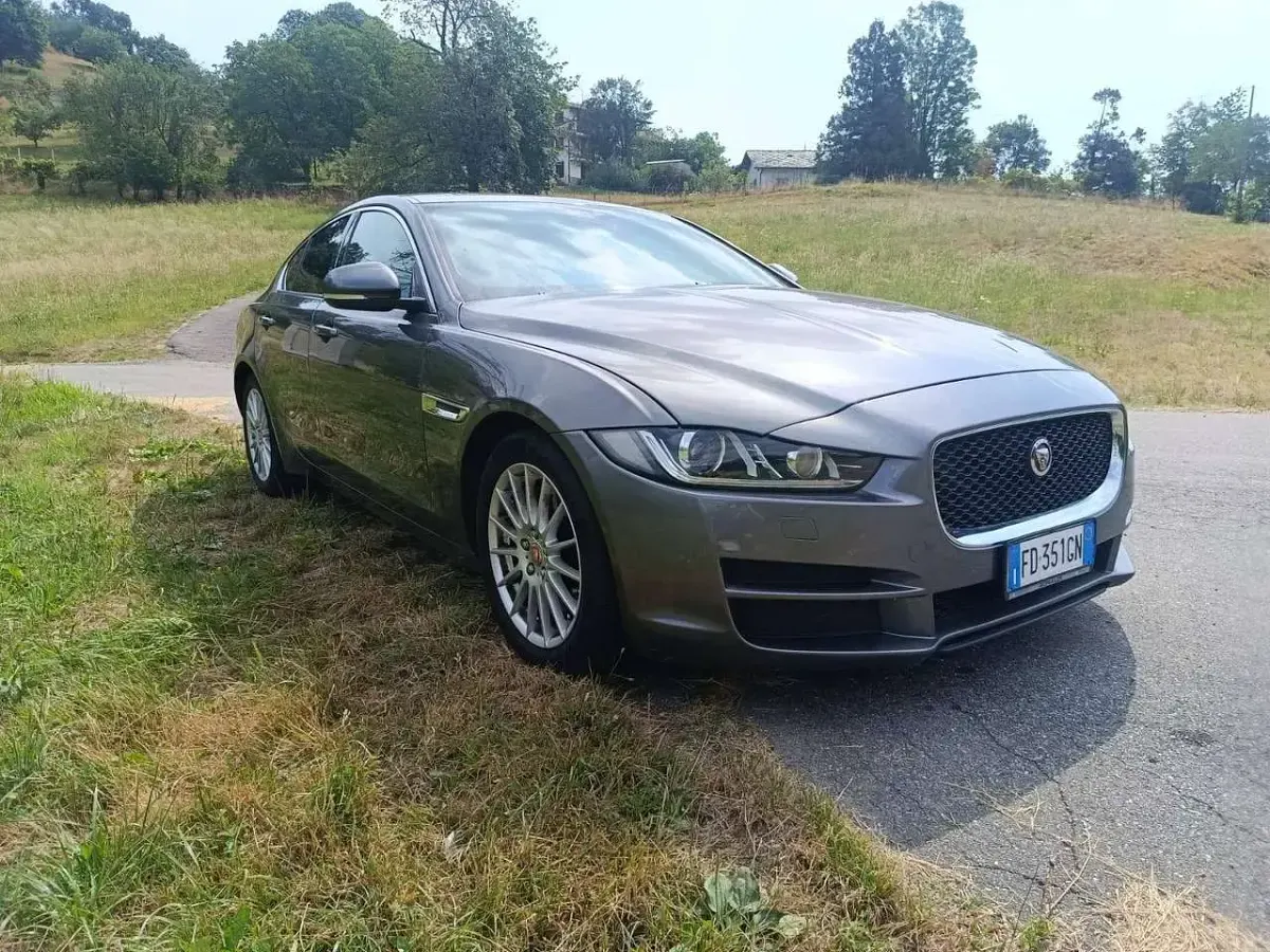 Usata Jaguar XE Business Edition 163 CV (119 kW) 2016 Argento Berlina