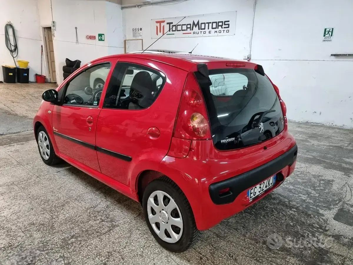 Usata Peugeot 107 68 CV (50 kW) 2011 Rosso Utilitaria