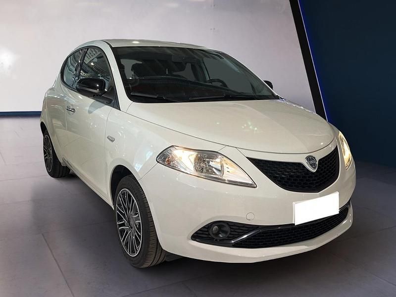 Usata Lancia Ypsilon Gold 70 CV (51 kW) 2021 Bianco Utilitaria