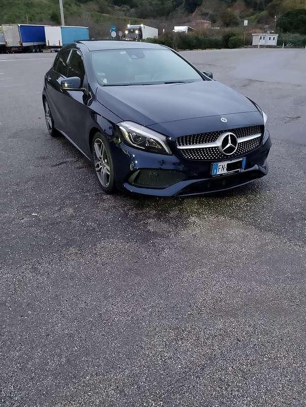 Usata Mercedes A180 Premium 109 CV (80 kW) 2018 Blu/azzurro Berlina