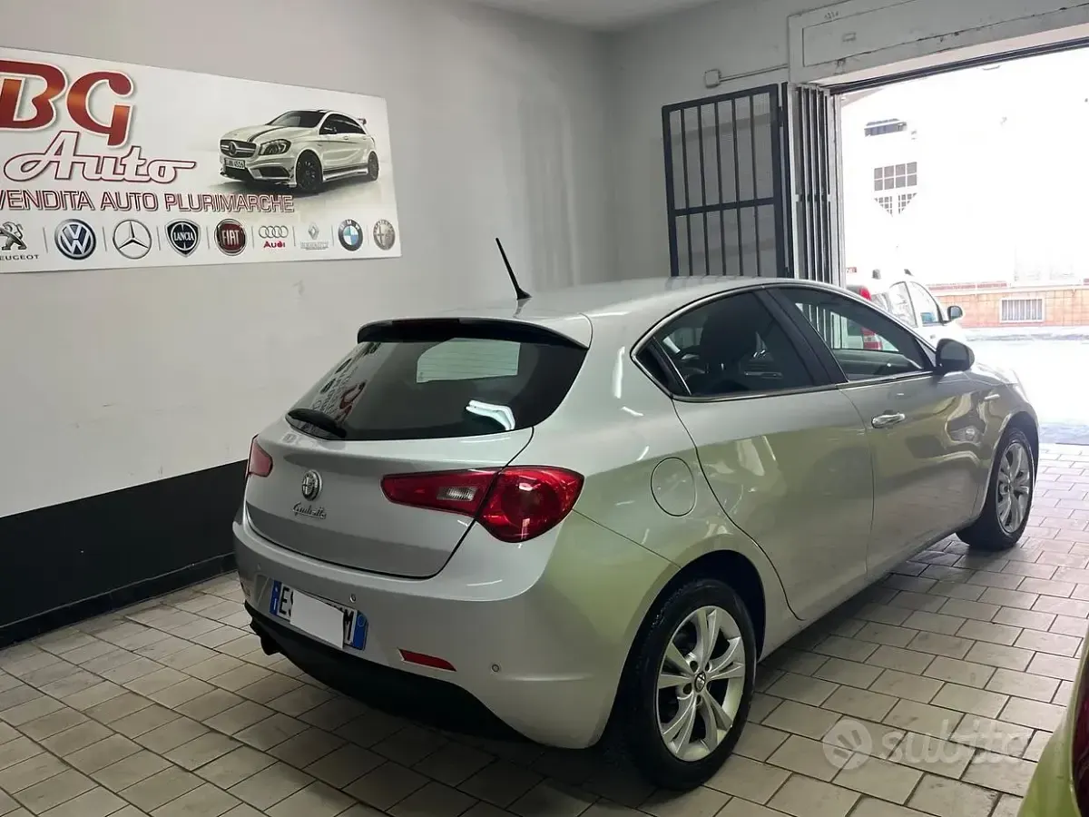 Usata Alfa Romeo Giulietta Distinctive 105 CV (77 kW) 2013 Grigio Utilitaria