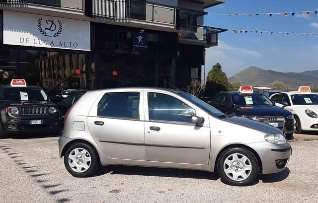 Usata Fiat Punto Dynamic 69 CV (50 kW) 2005 Argento Utilitaria