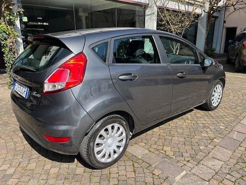 Usata Ford Fiesta 75 CV (55 kW) 2017 Grigio Berlina