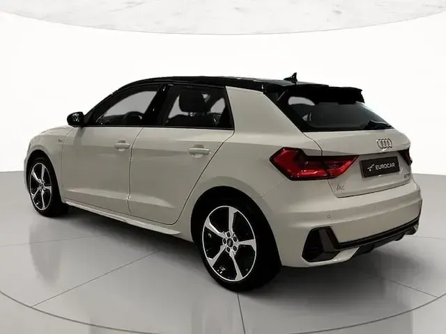 Nuova Audi A1 Sportback S-Line 116 CV (85 kW) 2026 2y bianco ghiacciaio metallizzato Utilitaria