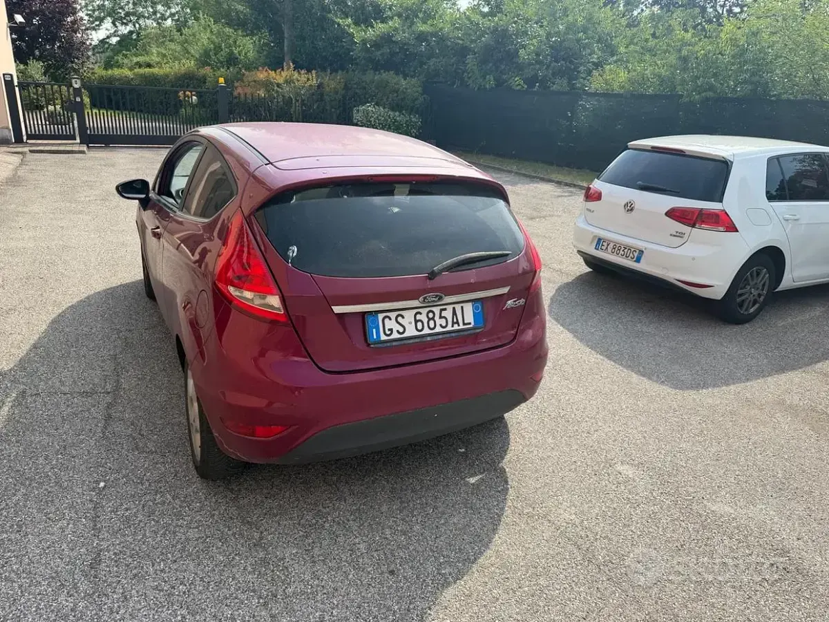 Usata Ford Fiesta 92 CV (67 kW) 2010 Rosso Berlina