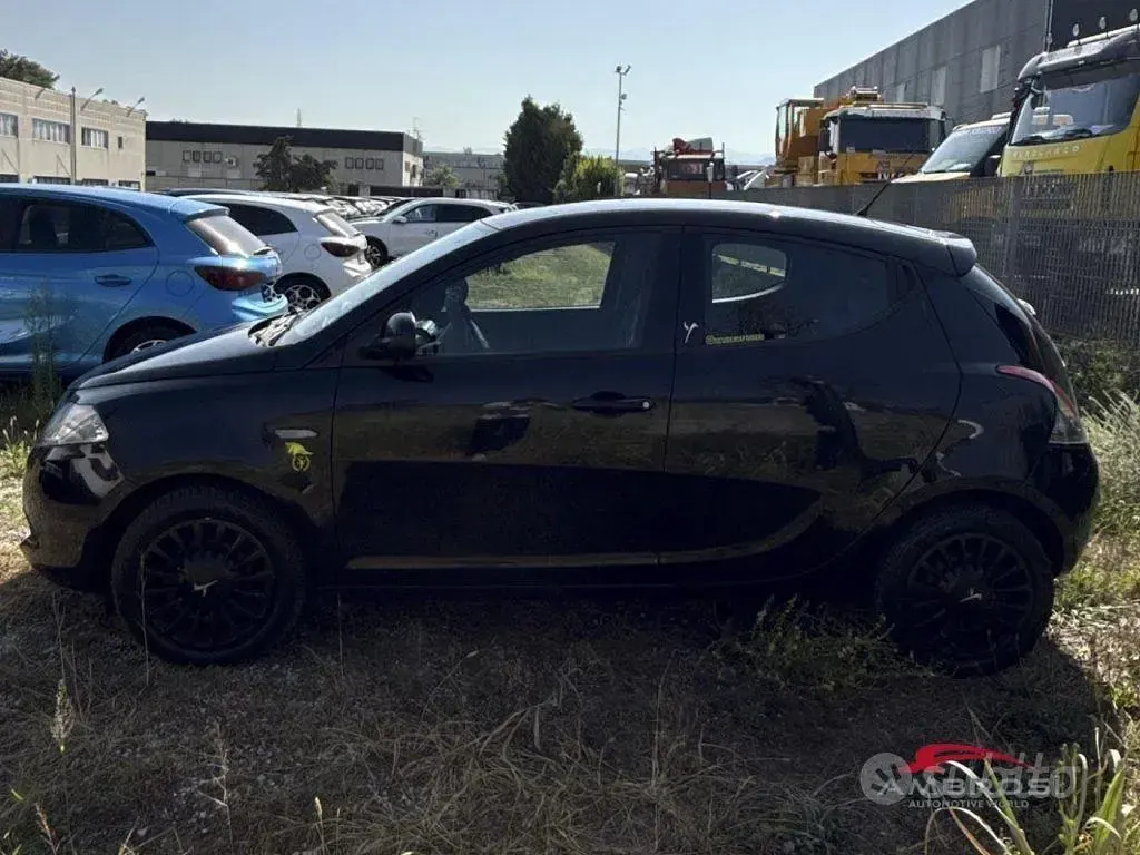 Usata Lancia Ypsilon 69 CV (50 kW) 2015 Nero Utilitaria