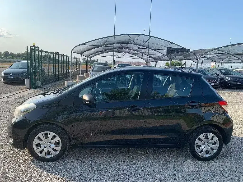 Usata Toyota Yaris Active 69 CV (50 kW) 2013 Nero Utilitaria