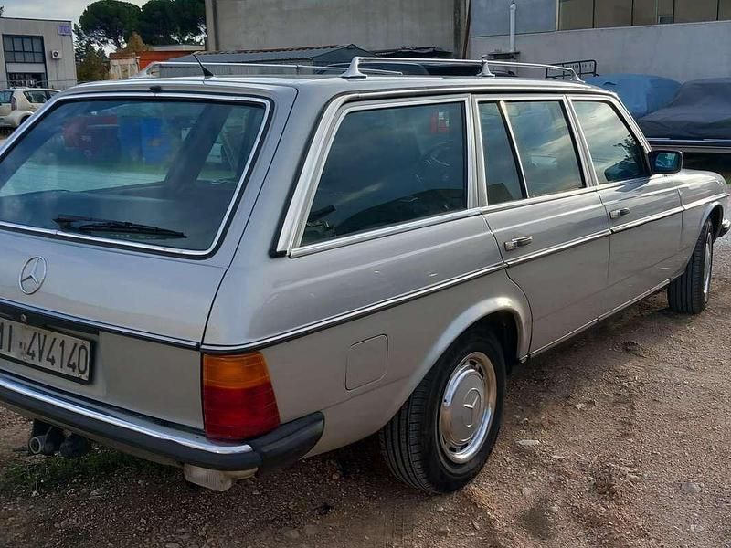 Usata Mercedes 200 95 CV (69 kW) 1984 Grigio Station wagon