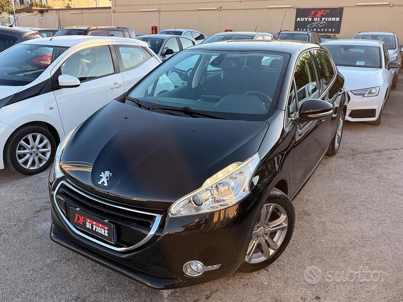 Usata Peugeot 208 Allure 68 CV (50 kW) 2015 Nero Utilitaria