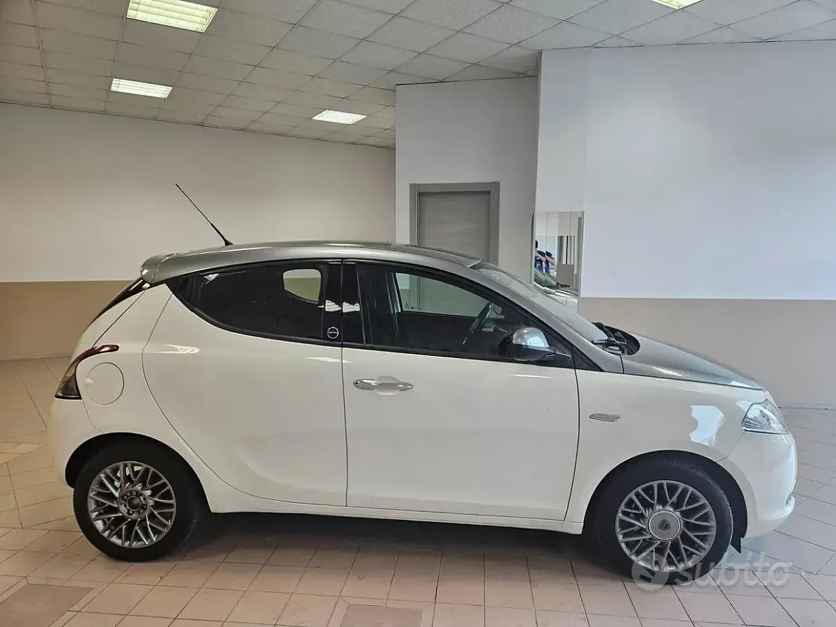 Usata Lancia Ypsilon Silver 69 CV (50 kW) 2012 Bianco Utilitaria