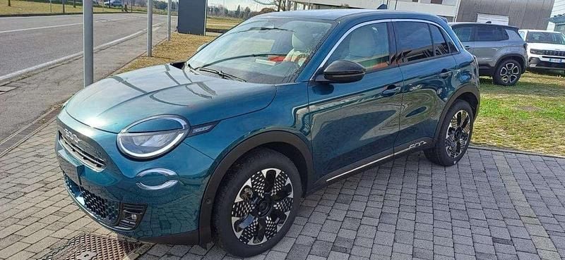 Nuova Fiat 600 La Prima 136 CV (100 kW) 2025 Verde mare SUV