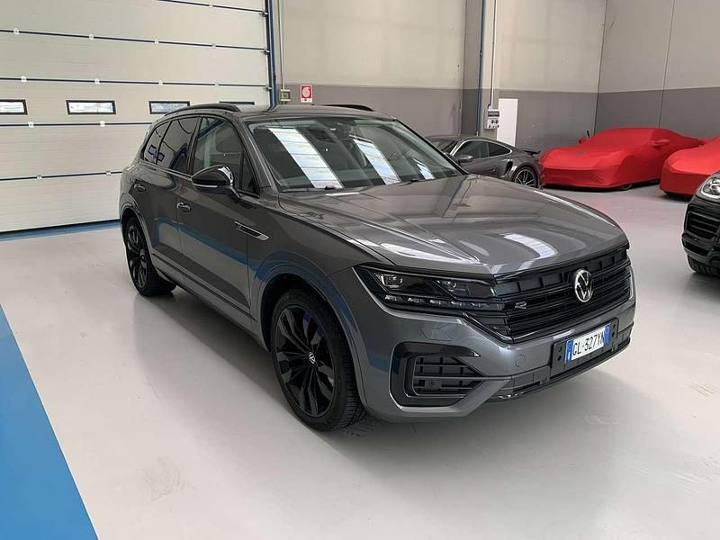Usata VW Touareg Elegance 231 CV (169 kW) 2023 Grigio scuro metallizzato SUV