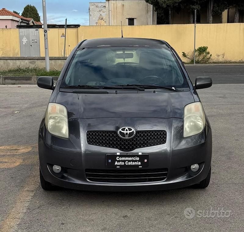 Grigio Usata 2008 Toyota Yaris Due volumi | 1690 € (Super prezzo) - Immagine 1/4