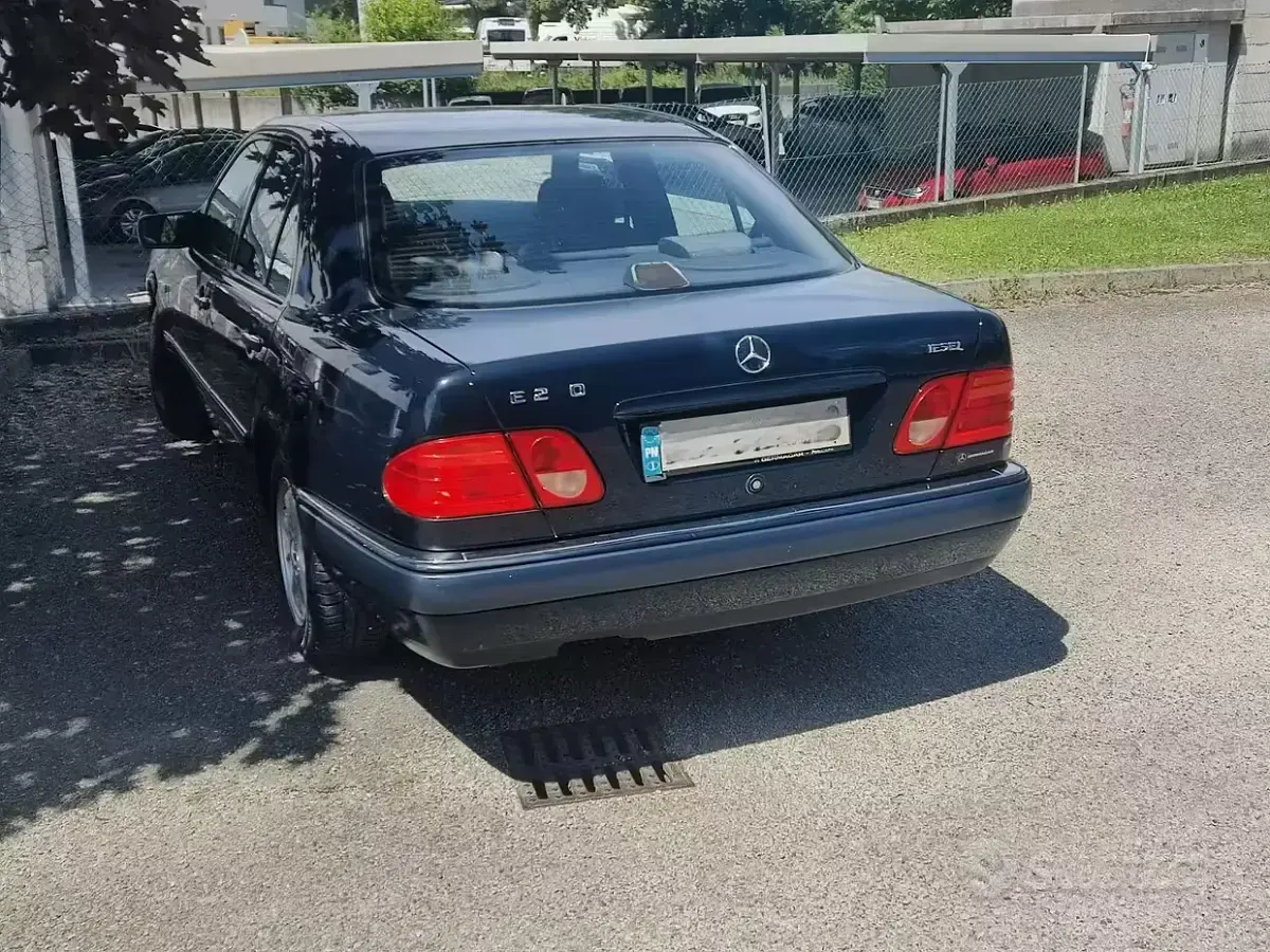 Usata Mercedes E250 Elegance 136 CV (100 kW) 1997 Blu Berlina